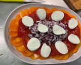 Une image de l'étape 7 de Salade de tomates bicolores à l’oignon rouge et mozzarella.