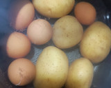 Foto del paso 1 de la receta: Merluza con patatas plancha y ajada de pimentón