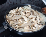 Foto del paso 3 de la receta: Tortilla de hongos y cebolla