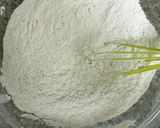 صورة لخطوة 2 من وصفة عجينة البيتزا السائلة الرهيبة👌