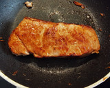 Foto del paso 3 de la receta: Ternera blanca a la plancha con Chips de Alcachofa y Piñones
