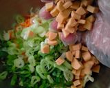 Foto langkah ke 1 dari resep Bola-bola Mie Sosis.
