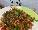 A picture of step 4 of Stir-Fried Ground Pork with Dried Chili and Holy Basil.
