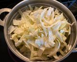 Une image de l'étape 1 de Truite, embeurrée de chou, riz et sauce safranée au vin blanc.