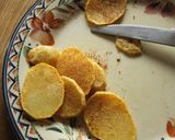 Foto del paso 11 de la receta: Pescado frito en milanesa, tomate con ajo, espárragos, papas fritas