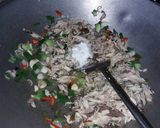 Foto langkah ke 2 dari resep Suwir pindang tongkol isian nasi bakar.