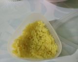 Foto langkah ke 2 dari resep Onigiri Nasi Kuning Isi Telur & Abon ✅.