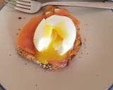 Foto del paso 2 de la receta: Tostada con salmón y huevo pasado por agua