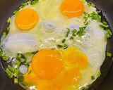 Hình bước làm 2 của món Trứng ốp la sốt kiểu này đưa cơm lắm ạ 😋🐽
