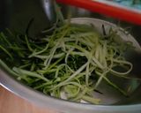 Une image de l'étape 1 de Galettes de courgettes.