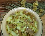 Gambar langkah 3 resipi Kobis + Cendawan Butang Goreng Kunyit menyengat.