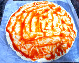 Foto del paso 1 de la receta: Pizza de salami y olivas