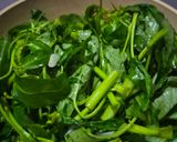 Foto langkah ke 3 dari resep Tumis Kangkung Jamur Enoki.