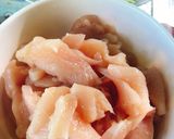 รูปขั้นตอนการทำที่ 2 ของ ผัดพริกขิง อกไก่ ไส้กรอกไก่