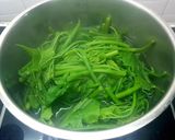 Hình bước làm 2 của món Ngọn su su xào tỏi