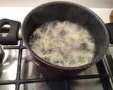 Foto del passaggio 2 della ricetta Braciola di maiale con manico, patate pasticciate e cipolla fritta