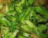 Hình bước làm 1 của món Đậu rồng xào nấm
