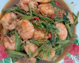 Foto langkah ke 3 dari resep Tumis kangkung udang saos tiram extra pedas.