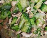 Foto del paso 3 de la receta: Salteado de champiñones con brócoli y cebolla