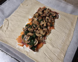Foto del paso 4 de la receta: Trenza de champiñones, espinacas, huevo duro y salmón ahumado