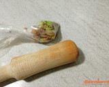 Foto del paso 2 de la receta: Tosta sobre pan de pita de salmón, crema de huevo y queso gorgonzola con cobertura de pistachos