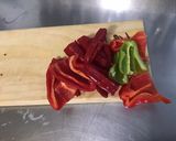 Une image de l'étape 3 de Salade de betteraves rouges aux tomates, poivrons et olives.