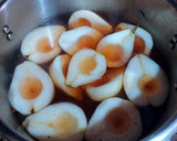 Foto del paso 2 de la receta: Peras en almíbar de fresas y agua de rosas