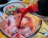 Foto del paso 4 de la receta Zumo de fresas con agua de hibisco