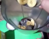 A picture of step 3 of Banana milkshake.