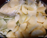 Foto del paso 2 de la receta: Col con patatas, huevo Mollet y refrito de ajos
