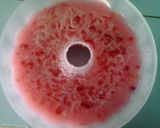 Foto langkah ke 3 dari resep Puding lechi mix rosella.