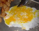 รูปขั้นตอนการทำที่ 2 ของ ข้าวผัดกุนเชียงปลาใส่ไข่