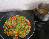 Foto del paso 3 de la receta: Arroz con salchichas y verdura