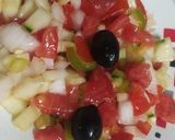 صورة لخطوة 2 من وصفة سلطة خضار صيفية تبرد القلب 🌶️🥒🧅🍅🍋🫑