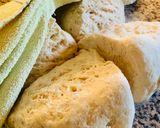 Foto del paso 2 de la receta: PAN 🥖 LIBRO 📚 RELLENO DE QUESO 🧀 Y ALBAHACA 🌿