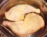 Hình bước làm 1 của món Đùi gà hấp, rưới sốt mè