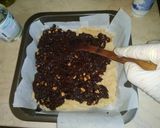 Φωτογραφία βήματος 10 της συνταγής Γλυκό snack με βρώμη, σοκολάτα, σταφίδες και φουντούκια