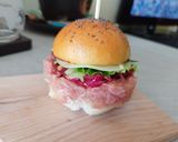 Foto del passaggio 2 della ricetta Simmenthal burger, con maionese, cipolle caramellate, formaggio e insalata