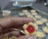 Foto langkah ke 6 dari resep Flower Cup Cookies (Eggless).