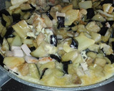 Foto del paso 2 de la receta: Revuelto de berenjenas, patatas y pavo