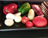 Foto del paso 1 de la receta: Ensalada de pimientos, tomate, berenjena, cebolla, calabacín