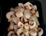 Une image de l'étape 1 de Poulet champignon façon blanquette.