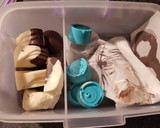Foto del paso 11 de la receta: Como hacer decoraciones fáciles en chocolate para tortas
