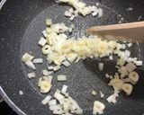 Foto del paso 1 de la receta Quesadillas de Kale con huevo y tomate 🌮🥗🌶