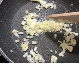 Foto del paso 1 de la receta: Quesadillas de Kale con huevo y tomate 🌮🥗🌶