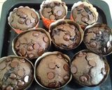Foto langkah ke 5 dari resep Muffin coklat tanpa mixer (chocolate muffin).