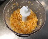 Une image de l'étape 2 de Sauce salade épicée à la mimolette, gouda vieux et herbes aromatiques.