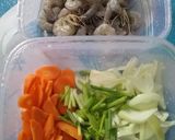 Foto langkah ke 1 dari resep Udang wortel asam manis.