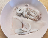 Foto del paso 1 de la receta: Calamar relleno de Gambas rojas