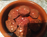 Foto del paso 1 de la receta: Chorizo y morcilla al microondas con huevo frito